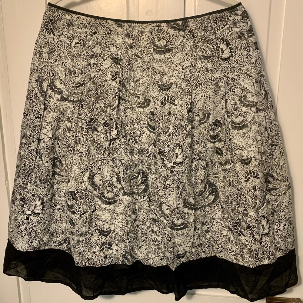 Women’s large black and white patterned skirt